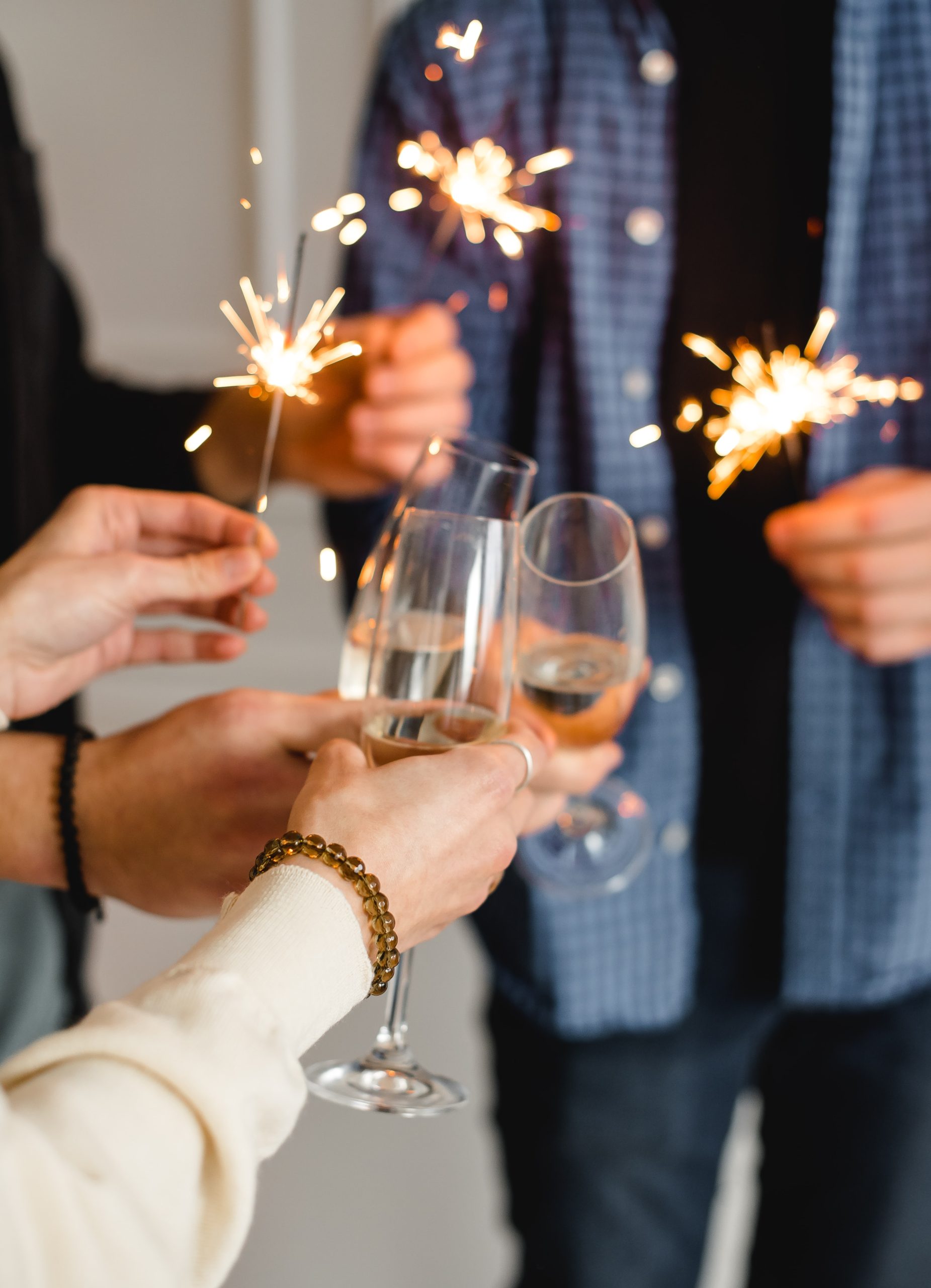 Personer skålar med champagneglas