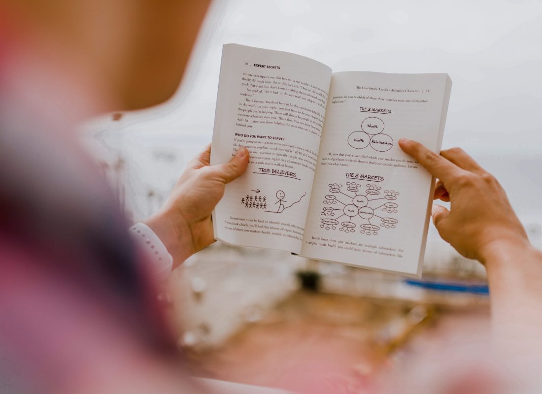 Person läser en bok